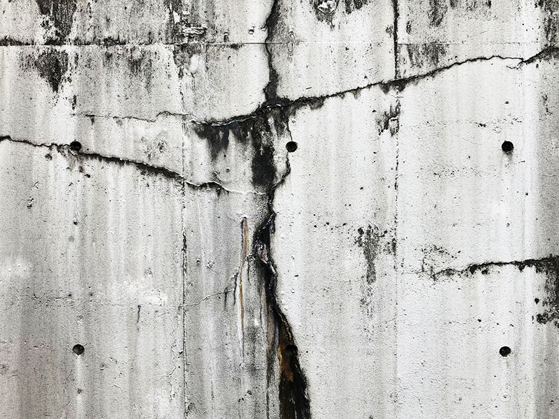 外壁にひび割れがある