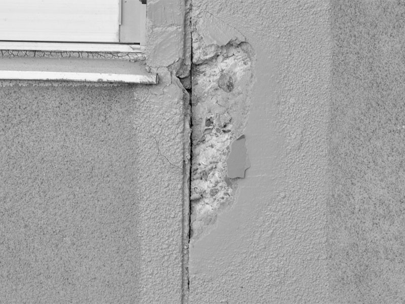 モルタルに浮き、欠損が見られる