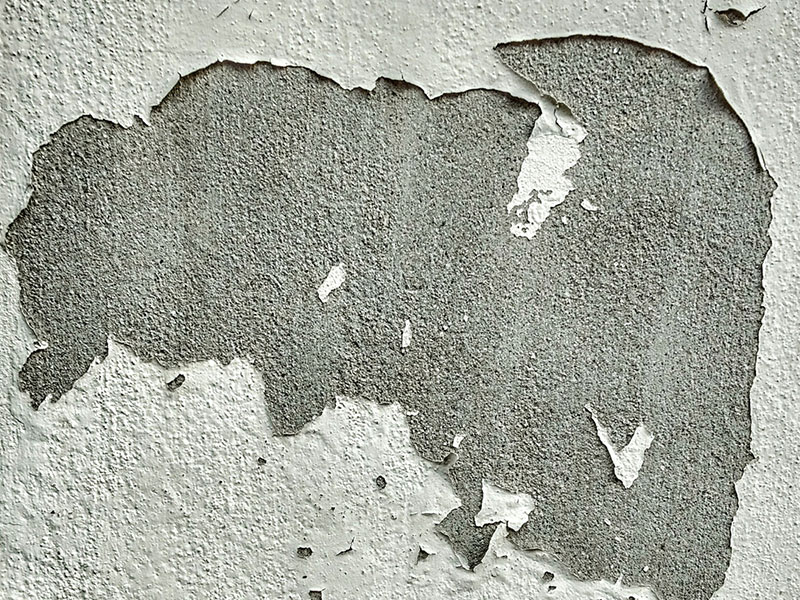 表面に剥落が見られる