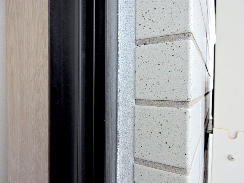 隙間を埋めるシーリング材にひび割れや痩せ、硬化がある